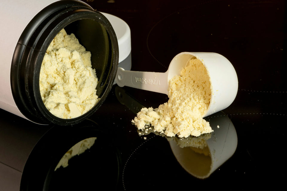 Collection de produits de nutrition sportive, incluant des shakers, des boites de protéines en poudre et autres compléments alimentaires élaborer pour les athlÚtes et amateurs de fitness.