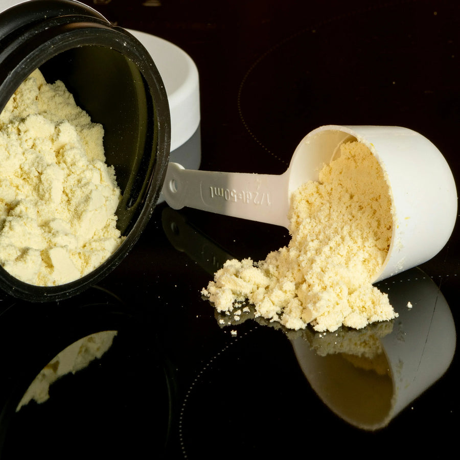 Collection de produits de nutrition sportive, incluant des shakers, des boites de protéines en poudre et autres compléments alimentaires élaborer pour les athlètes et amateurs de fitness. 
