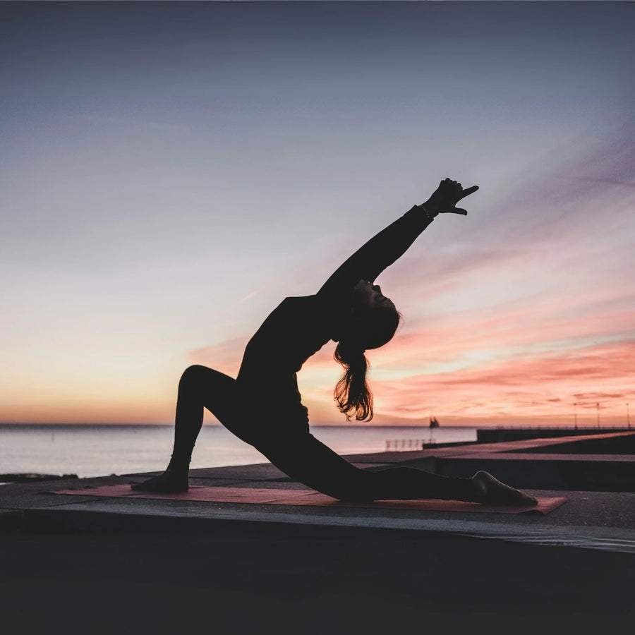 Bannière présantant la collection yoga de Sportivea.com avec tapis antidérapants, blocs de soutien et accessoires de méditation.